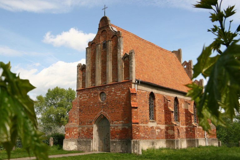 Gotycki kościół pw. św. Stanisława w Warzymowie