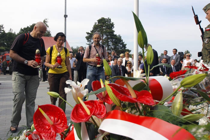 Złożenie kwiatów przez przedstawicieli PTTK o/Konin pod pomnikiem upamięniającym powstańców stycznio