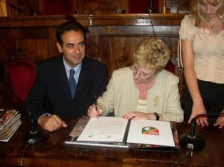 Podpisanie porozumienia o współpracy przez ówczesnego starostę Elżbietę Streker-Dembińską