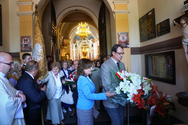 Złożenie kwiatów przez Małgorzatę Waszak, starostę konińskiego oraz Radzisława Kozłowskiego, skarbni