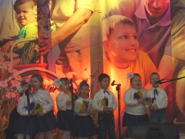 Powiatowe Obchody Dnia Babci i Dziadka w Sławsku – zdjęcie z uroczystości w Kramsku w 2014 r.