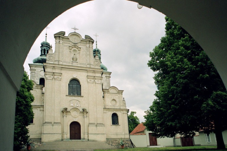 Kościół klasztorny kamedułów pw. Narodzenie NMP w Bieniszewie