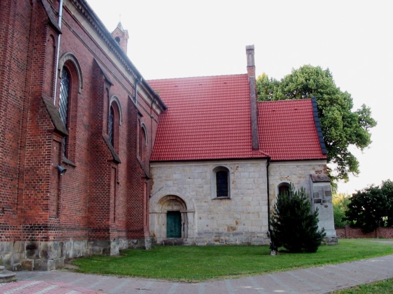 Neogotycka kaplica wmurowana w ścianę prezbiterium kościoła św. Ap. Piotra i Pawła w Starym Mieście
