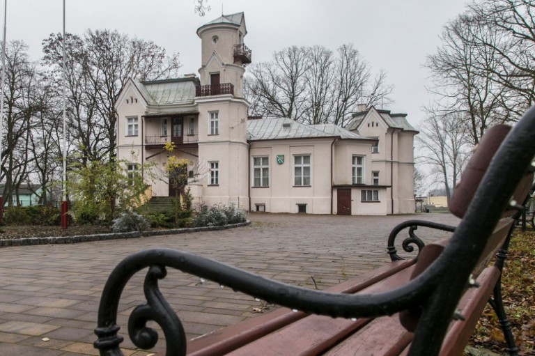 Pałac z końca XIX w. z okalającym go parkiem w Wierzbinku