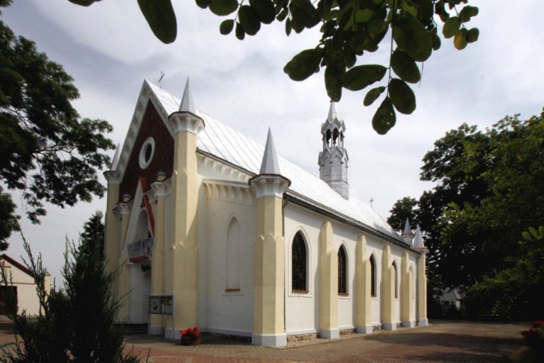 Neogotycki kościół p.w. św. Mikołaja w Sadlnie