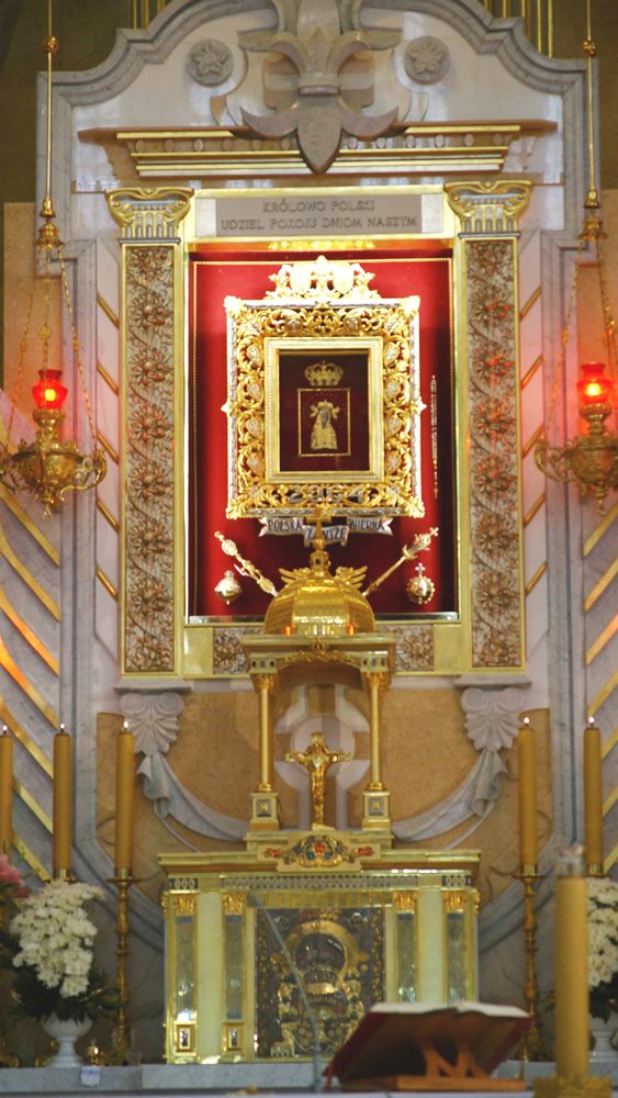 W ołtarzu głównym znajduje się łaskami słynący obraz Matki Bożej Licheńskiej.