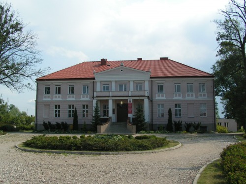 Pałac z 1821 r. w Żychlinie. Aktualnie siedziba Zespołu Szkół Ekonomiczno-Usługowych