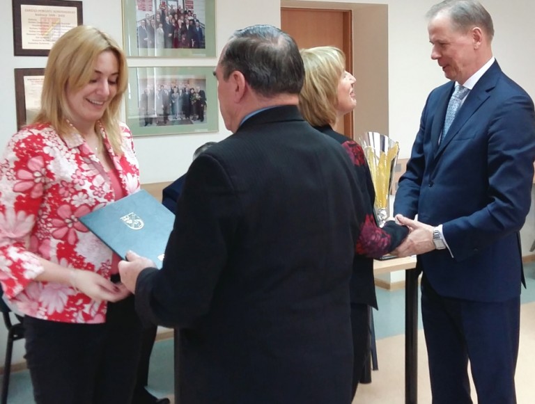 Starosta Koniński i Przewodniczący Rady Powiatu Konińskiego podziękowali Dorocie Kaźmierczak i Annie
