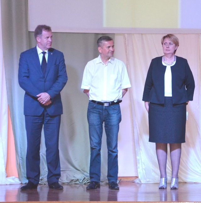 Od lewej: Stanisław Maciejewski, z-ca Burmistrza Gminy i Miasta; Tadeusz Tomaszewski i Elżbieta Świd