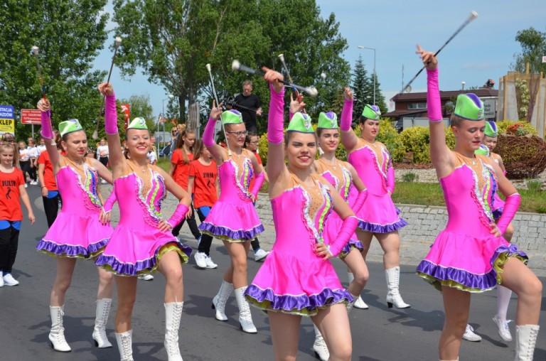 Barwny korowód rozpoczął Międzypowiatowy Przegląd Szkolnych Zespołów Tanecznych
