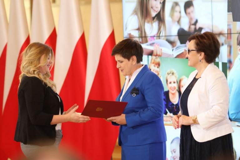 Kaja Kurlapska odebrała stypendium z rąk premier Szydło