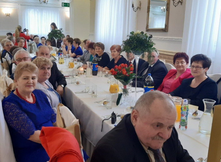 Seniorzy z powiatu uczcili Dzień Babci i Dziadka w Królikowie