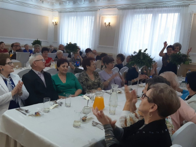 Seniorzy z powiatu uczcili Dzień Babci i Dziadka w Królikowie