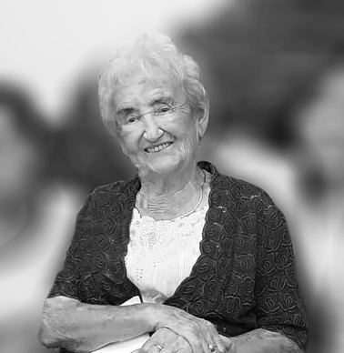 Zdjęcie czarno białe, przedstawiające uśmiechniętą zmarłą Panią Janina Izabelę Bednarską