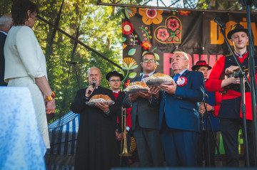 Dożynki 2021 - Wójt Gminy Skulsk oraz Starosta koniński z chlebem z tegorocznych zbórz