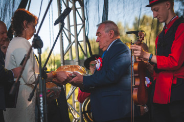 Dożynki 2021 - starosta koniński Stanisław Bielik przyjmuje chleb z tegorocznych zbórz