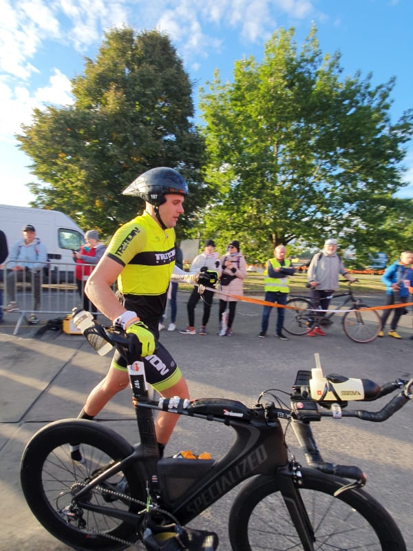 Nauczyciel z ZSEU w Żychlinie vice mistrzem w Malborku - Pan Kacper idący koło roweru
