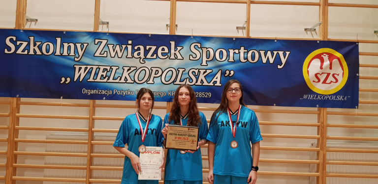 Reprezentacja dziewcząt w finale wojewódzkim zajęła zaszczytne III miejsce.