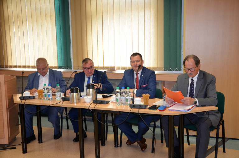 Zdjęcia z sesji rady powiatu konińskiego, 29 czerwca 2022 - członkowie zarządu powiatu konińskiego