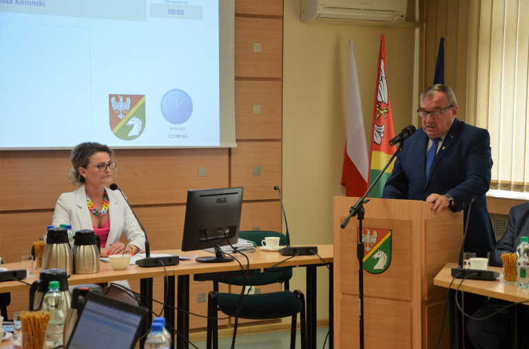Zdjęcia z sesji rady powiatu konińskiego, 29 czerwca 2022 - Starosta Stanisław Bielik na mówinicy
