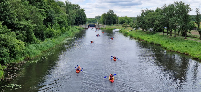 Kajakarze płynący kanałem ślesińskim podczas spływu kajakowego szlakiem Wielkiej Pętli Wielkopolski