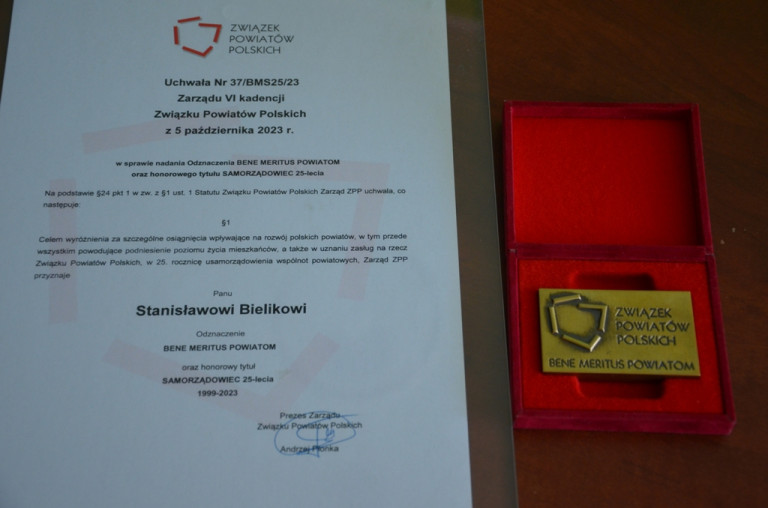 Stanisław Bielik uhonorowany tytułem Samorządowiec 25-lecia oraz medalem Bene Meritus Powiatom