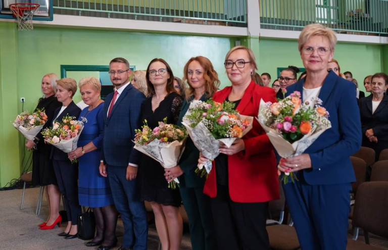 Ślubowanie klas pierwszych i Dzień Edukacji Narodowej w ZSEU w Żychlinie