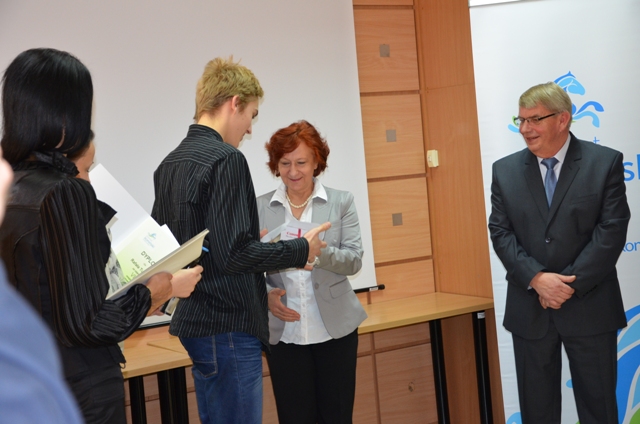 Wręczenie dyplomu przez Jadwigę Galińską - Dyrektora Delegatury Inspekcji Handlowej w Koninie