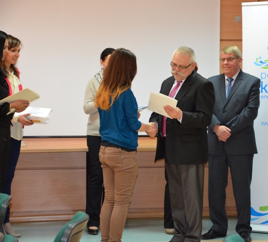 Wręczenie dyplomu przez Włodzimierza Pawlaka - Wiceprzewodniczącego Rady Powiatu Konińskiego