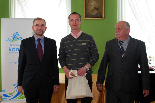 Od lewej: Andrzej Nowak - Wicestarosta Koniński, Tomasz Marcinek oraz Stanisław Głąbicki - Członek Z