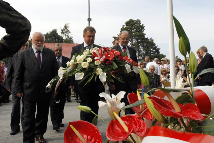 Złożenie kwiatów przez wójtów i burmistrzów powiatu konińskiego pod pomnikiem upamięniającym powstań