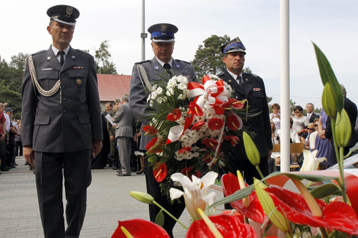 Złożenie kwiatów przez słuzby mundurowe pod pomnikiem upamięniającym powstańców styczniowych w Ignac
