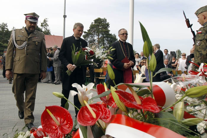 Złożenie kwiatów przez przedstawicieli duchowieństwa pod pomnikiem upamięniającym powstańców styczni