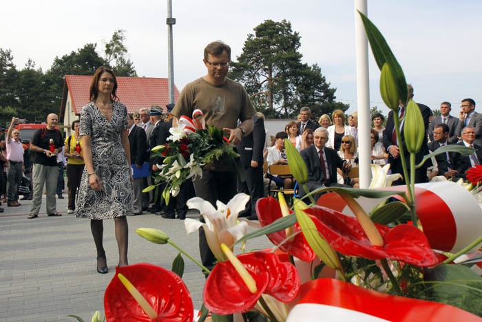 Złożenie kwiatów pod pomnikiem upamięniającym powstańców styczniowych w Ignacewie