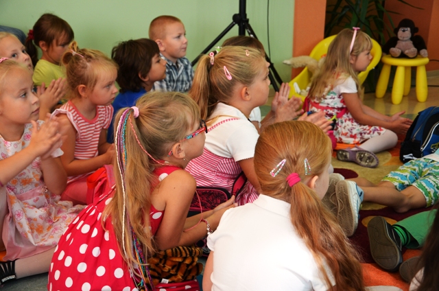 Dzieci z dużym zainteresowaniem oraz zaciekawieniem wsłuchiwały się w interpretację wybranych bajek