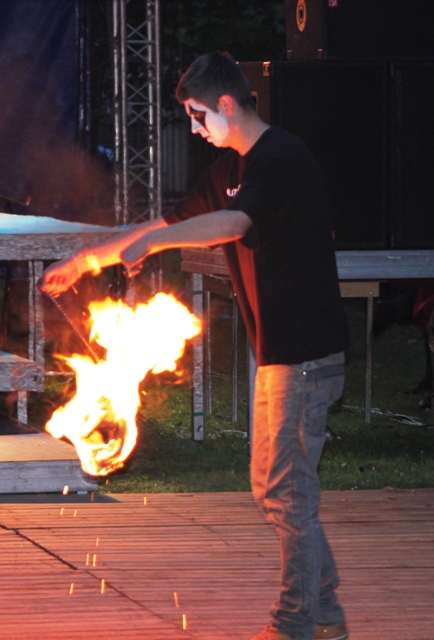Pokaz tancerzy ognia w wykonaniu grupy Art Of Fire