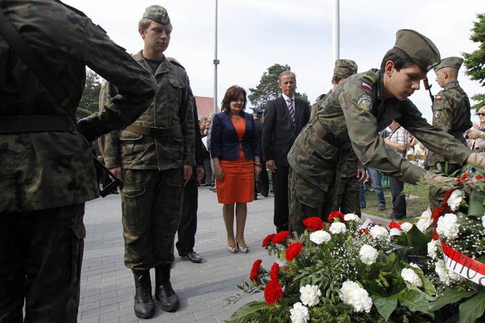 Złożenie kwiatów przez władze powiatu konińskiego pod pomnikiem upamięniającym powstańców styczniowy