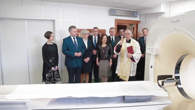 Poświęcenie tomografu przez ks. Wojciecha Kochańskiego, proboszcza parafii pw. św. M. Kolbe w Konini