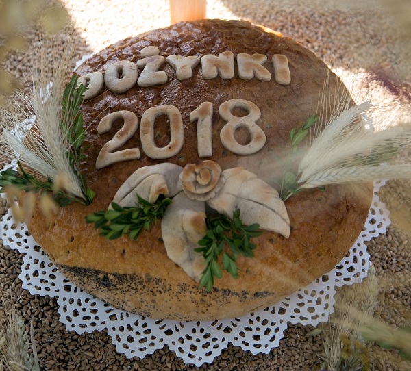 Rolnicy z powiatu konińskiego podzielili się dożynkowym chlebem