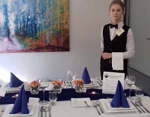 Uczennica ZSEU w Żychlinie na podium w wielkopolskim konkursie kelnerskim