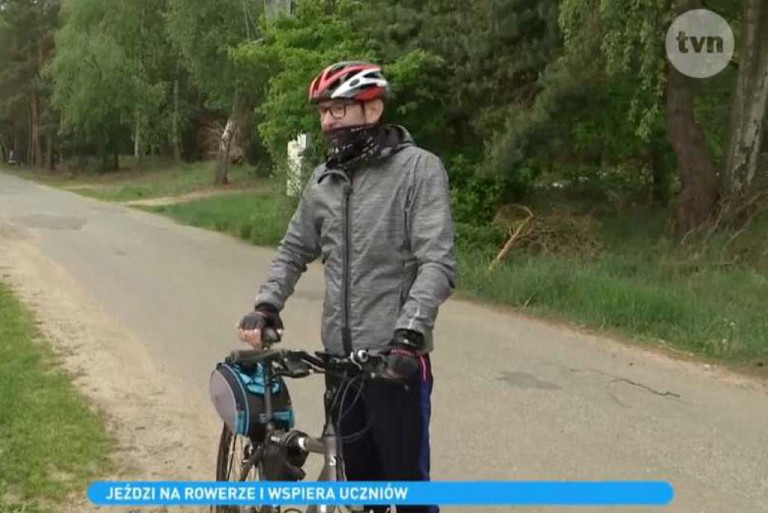 Nauczyciel z pasją dociera do swoich uczniów na rowerze