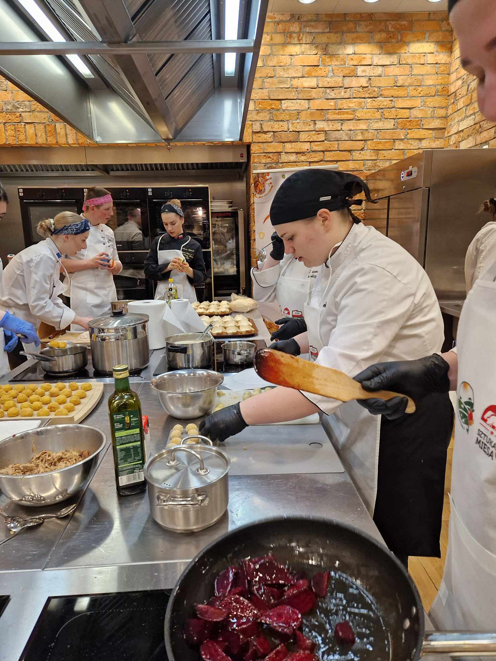 Gastronomiczne sukcesy i wyzwania uczniów z ZSEU w Żychlinie