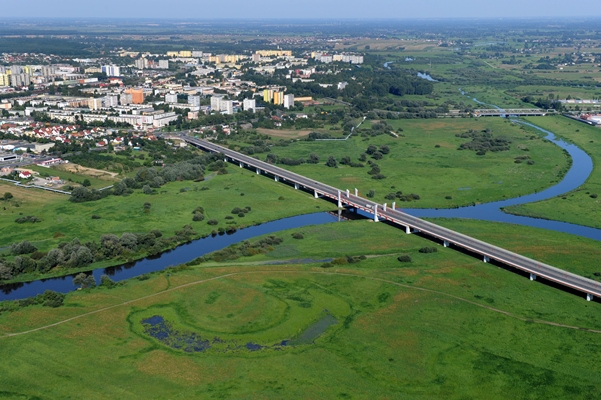 Widok z lotu ptaka na miasto Konin i Kanał Ulgi