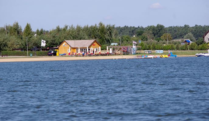 Plaża i pomosty w Łuszczewie