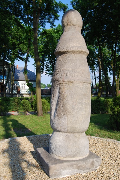 Kamienny słup romański, ustawiony w pobliżu kościoła św. Bartłomieja w Koninie