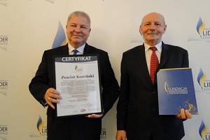 Certyfikat odebrali wicestarosta koniński – Władysław Kocaj oraz naczelnik Wydziału Edukacji i Spraw Społecznych – Jan Bartczak